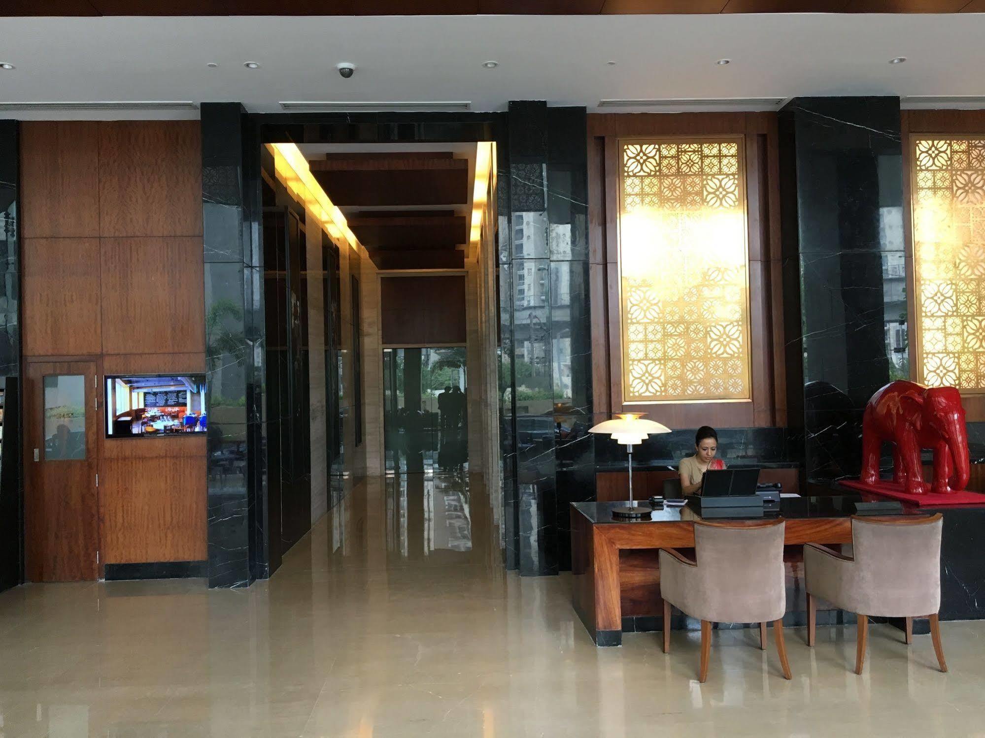 The Anya Hotel-Golf Course Road 구르가온 외부 사진
