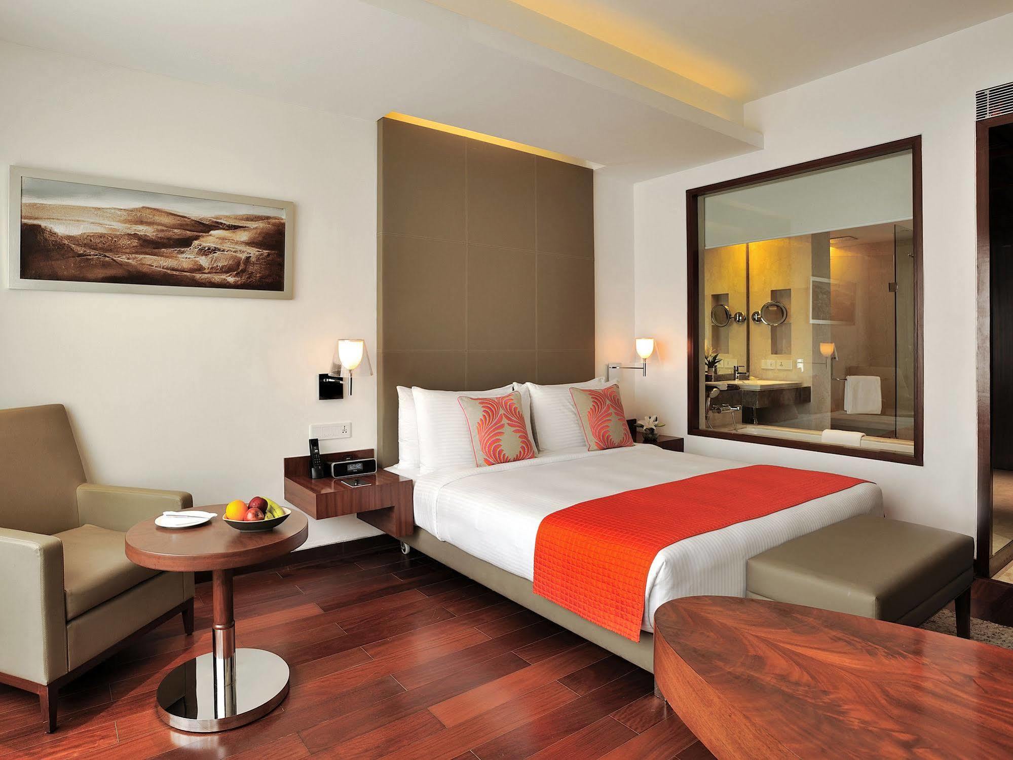 The Anya Hotel-Golf Course Road 구르가온 외부 사진