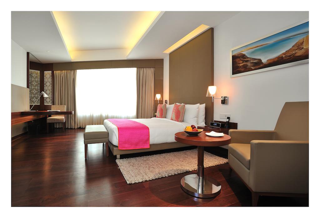 The Anya Hotel-Golf Course Road 구르가온 외부 사진